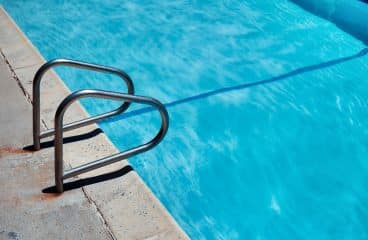 Piscine creusée : comment l’entretenir ?